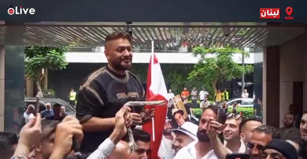 استقبال حافل من الجمهور اللبناني للفنان تامر حسني قبل حفله الليلة
