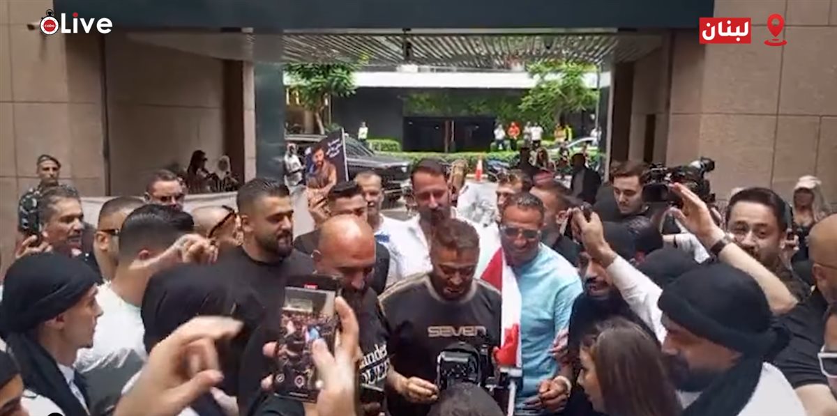 استقبال حافل من الجمهور اللبناني للفنان تامر حسني قبل حفله الليلة