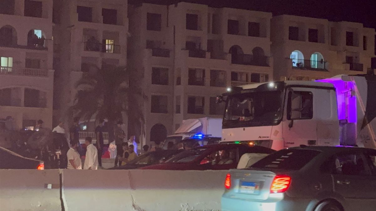 تصادم أتوبيس مع ملاكي عند بورتو جولف الساحل ووقوع مصابين