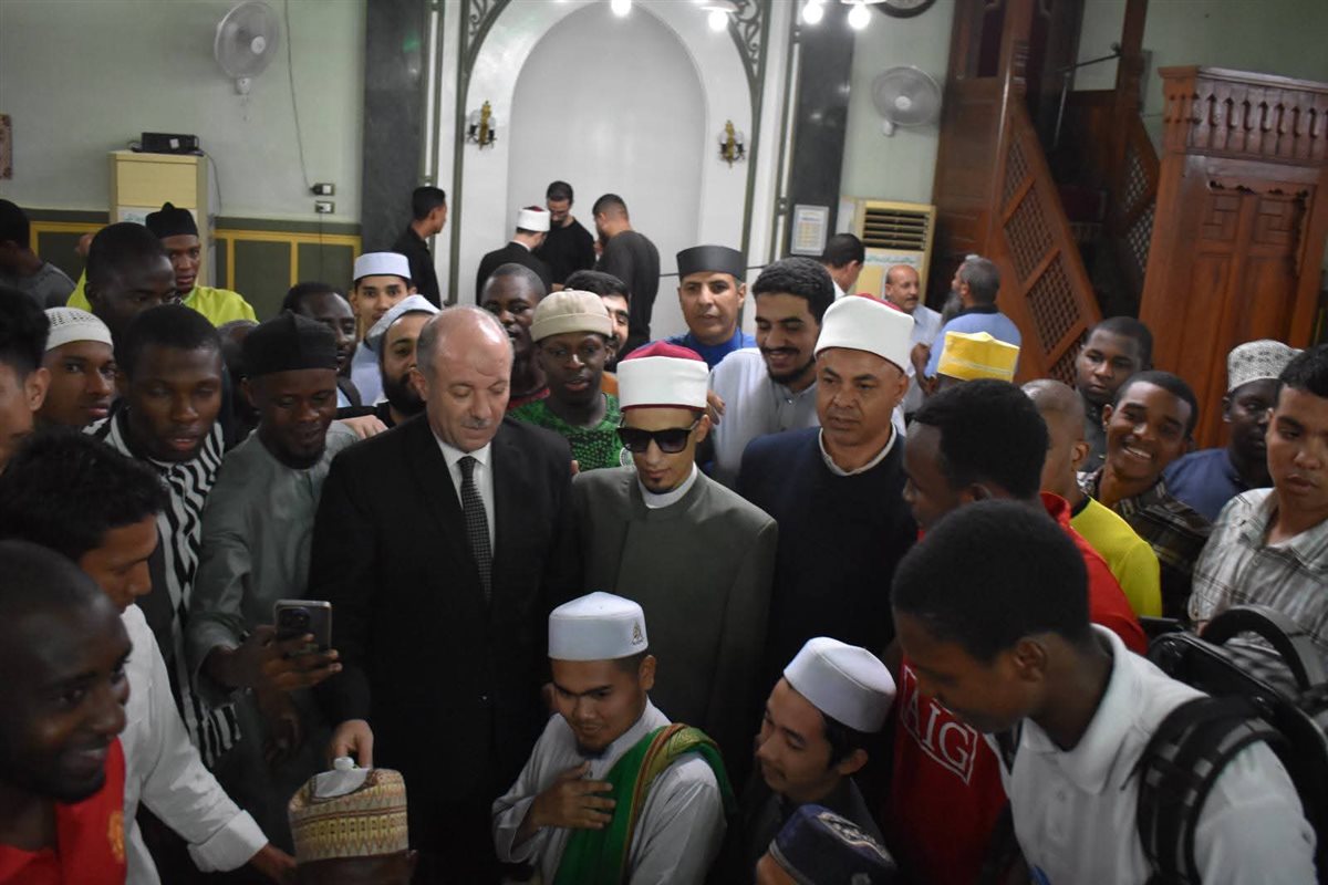 الشيخ محمد أحمد حسن يؤم المصلين بمدينة البعوث الإسلامية
