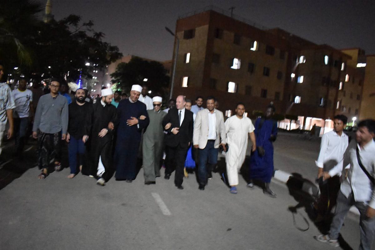 الشيخ محمد أحمد حسن يؤم المصلين بمدينة البعوث الإسلامية