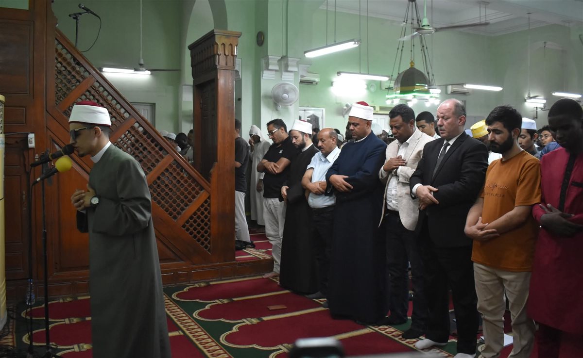 الشيخ محمد أحمد حسن يؤم المصلين بمدينة البعوث الإسلامية