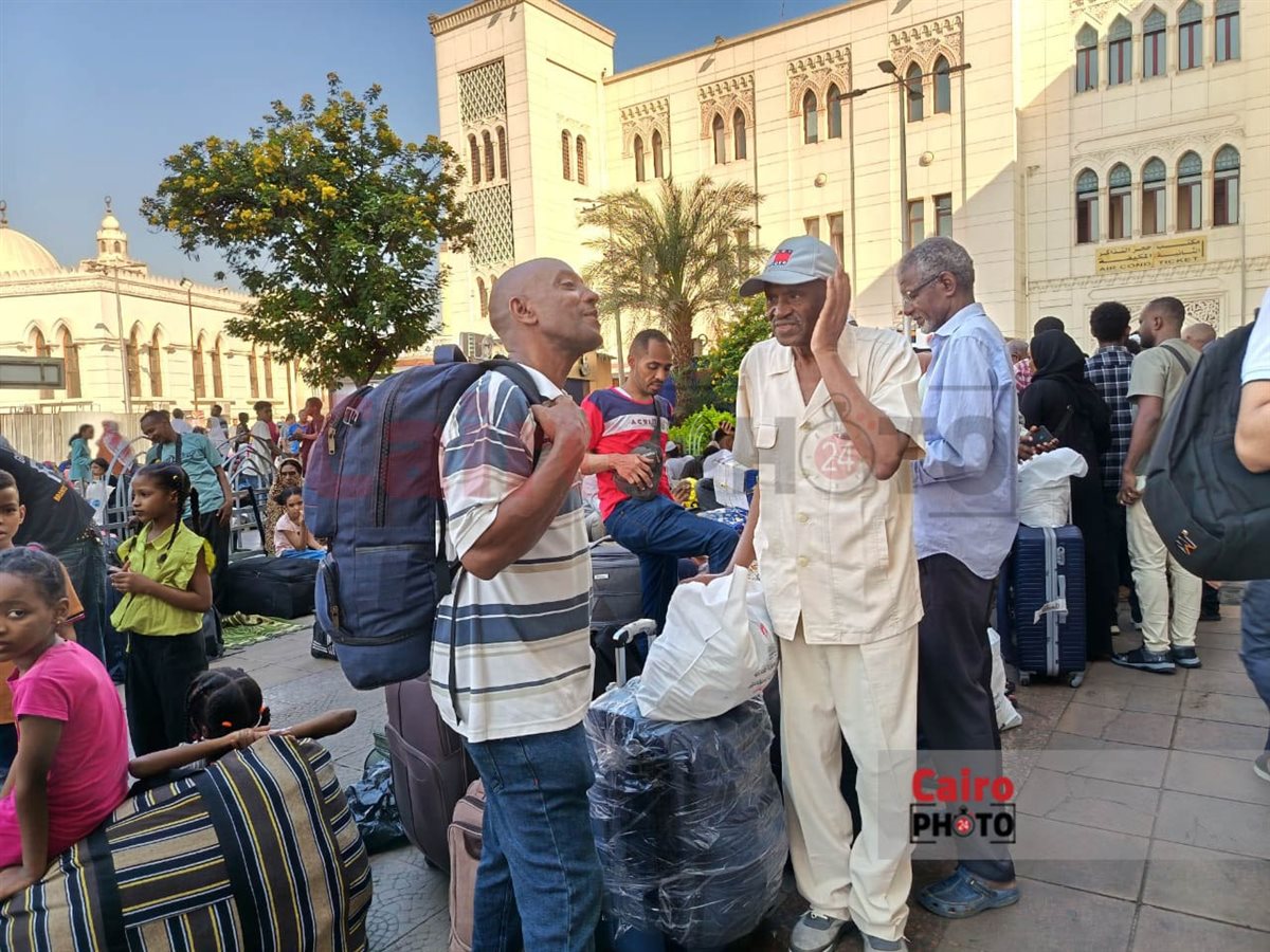 استعدادات قبل انطلاق قطار نقل السودانيين إلى وطنهم عبر السكك الحديدية