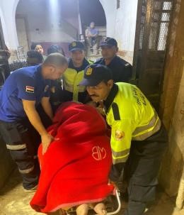 نقل مسنة إلى المستشفى 