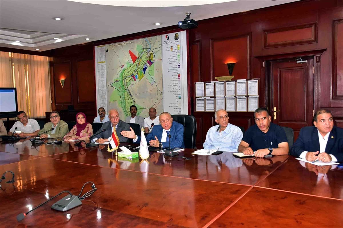 محافظ الأقصر يبحث مسار القطار السريع