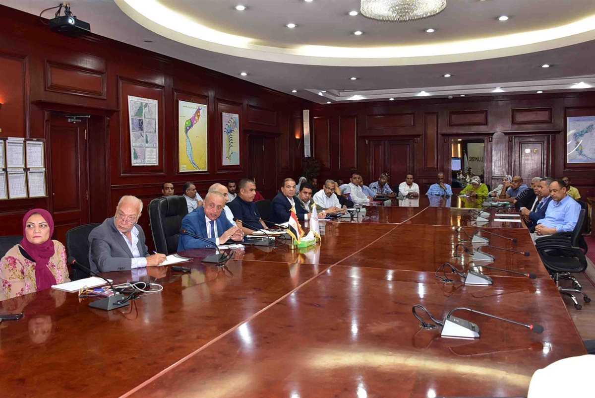 محافظ الأقصر يبحث مسار القطار السريع