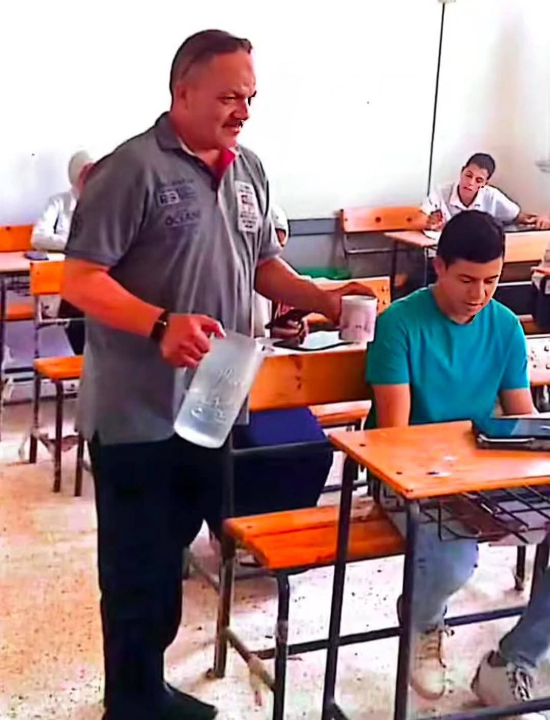 محمود زكي مدير مدرسة اشروبة الثانوية