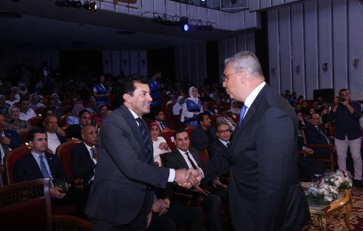 وزير الشباب والرياضة يمنح عمرو الليثي  لقب سفير مهرجان إبداع مراكز الشباب  