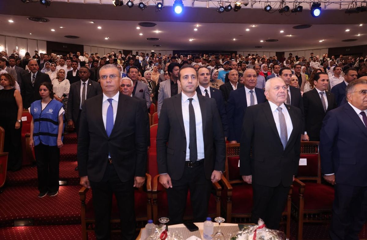 وزير الشباب والرياضة يمنح عمرو الليثي  لقب سفير مهرجان إبداع مراكز الشباب  