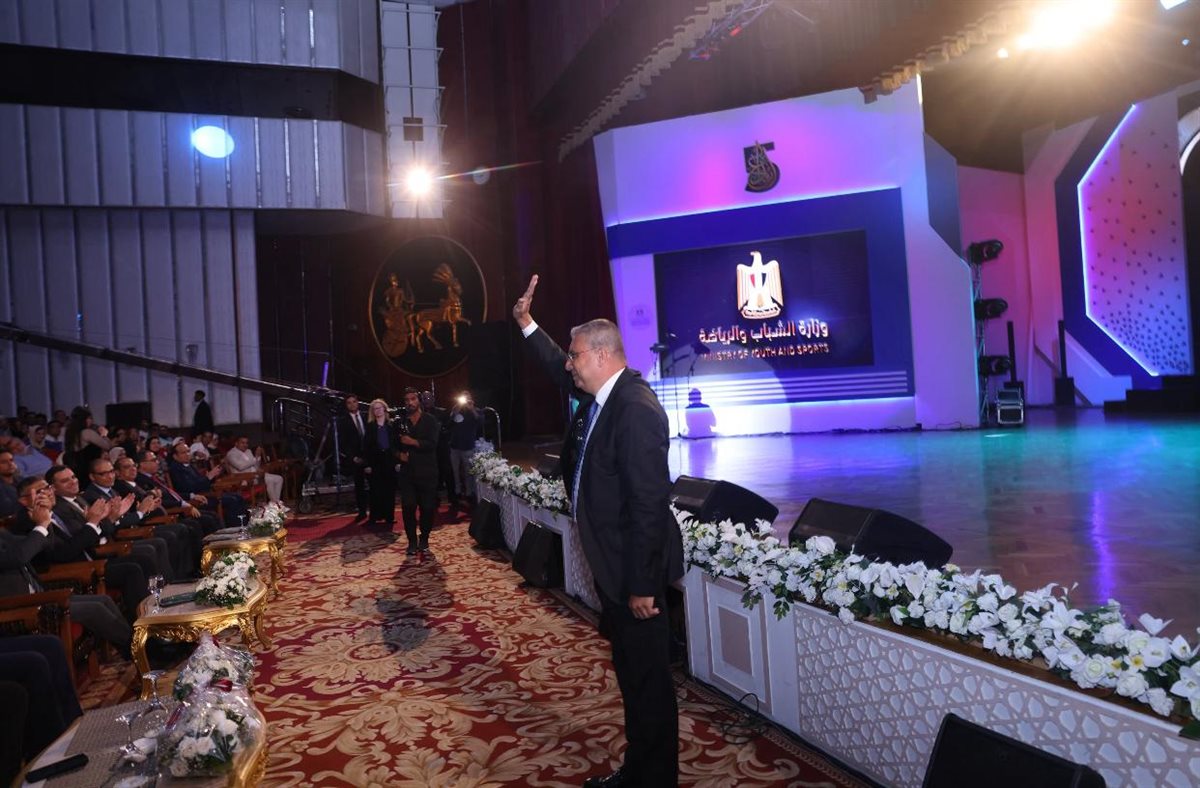 وزير الشباب والرياضة يمنح عمرو الليثي  لقب سفير مهرجان إبداع مراكز الشباب  