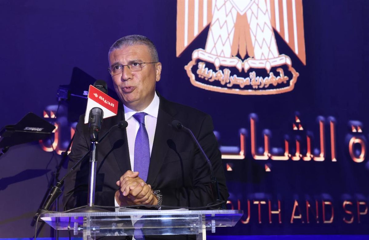 وزير الشباب والرياضة يمنح عمرو الليثي  لقب سفير مهرجان إبداع مراكز الشباب  