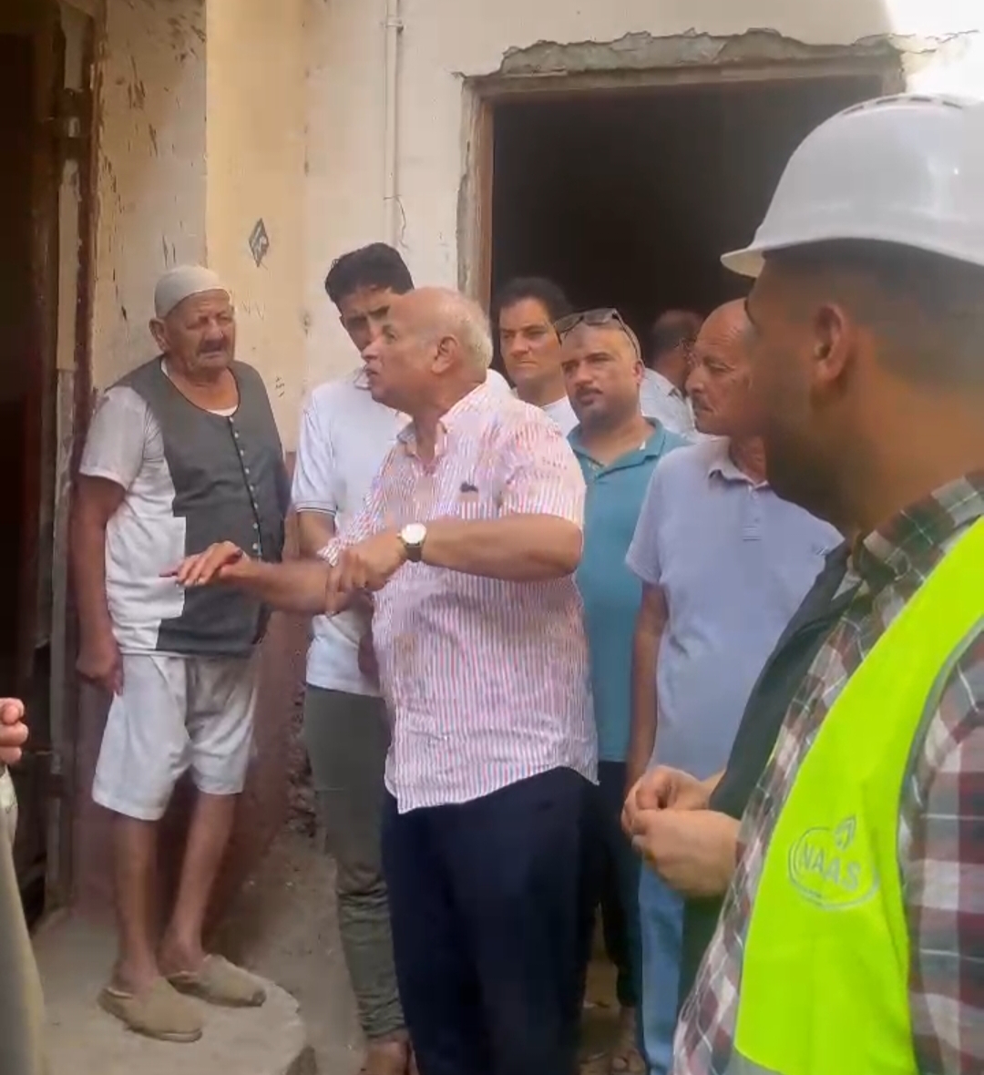 تفقد رئيس شركة مياه الشرب والصرف الصحى بالبحيرة لمنازل القرية