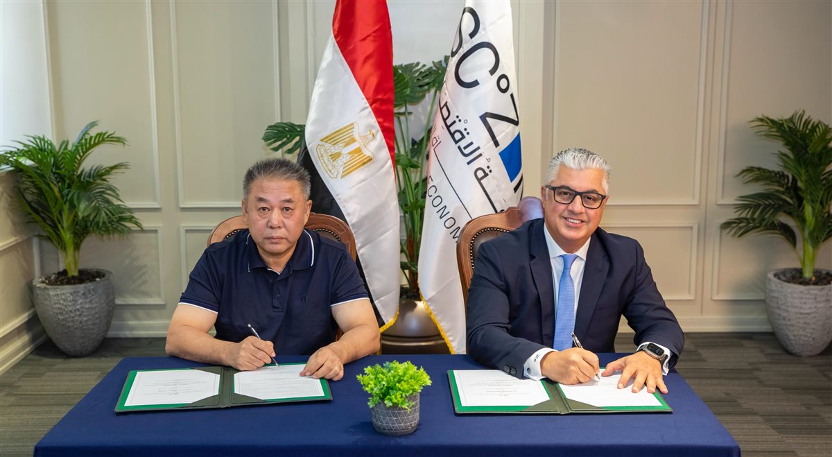 جانب من توقيع العقد