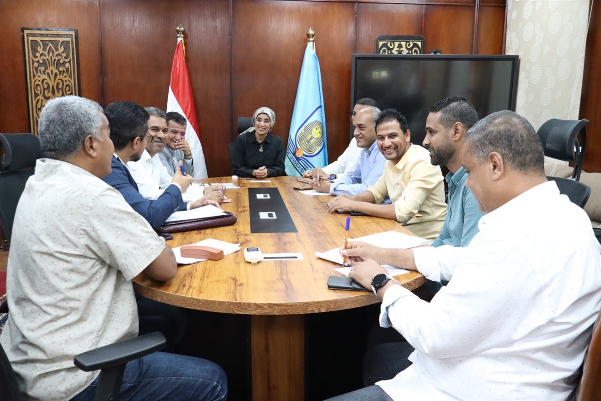 اجتماع رئيس جامعة الأقصر