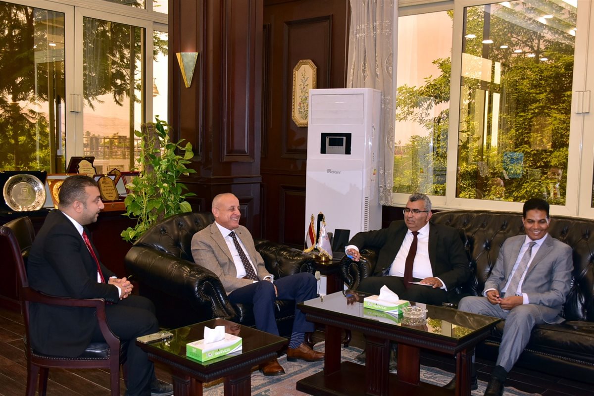 محافظ الأقصر واجتماع وفد الصحة