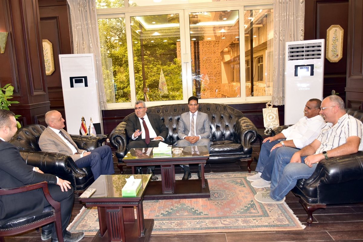 محافظ الأقصر واجتماع وفد الصحة