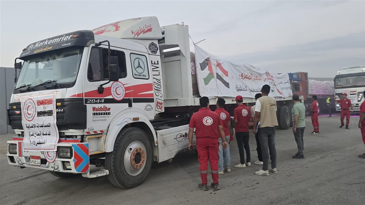 الهلال الأحمر المصري يدفع بنحو 2300 طن مساعدات إغاثية عاجلة إلى غزة عبر قافلة زاد العزة في يومها الـ 12