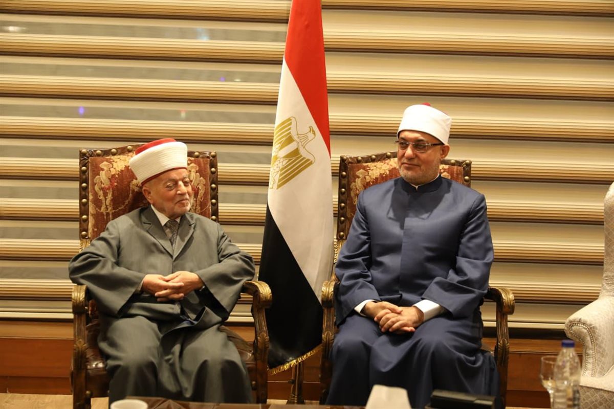 <strong>مفتي الجمهورية يستقبل مفتي القدس والديار الفلسطينية لدي وصوله القاهرة  للمشاركة في المؤتمر العالمي العاشر للإفتاء</strong>