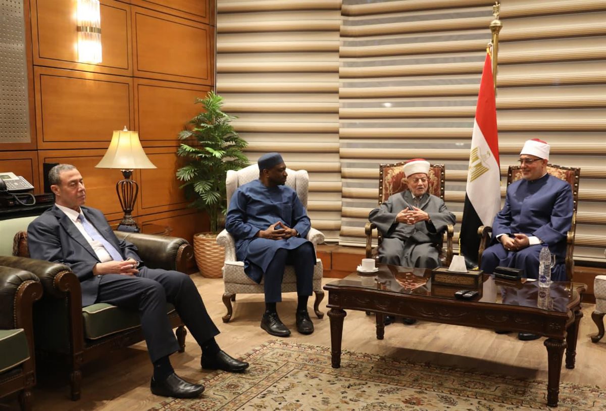 مفتي الجمهورية يستقبل مفتي القدس والديار الفلسطينية لدي وصوله القاهرة  للمشاركة في المؤتمر العالمي العاشر للإفتاء