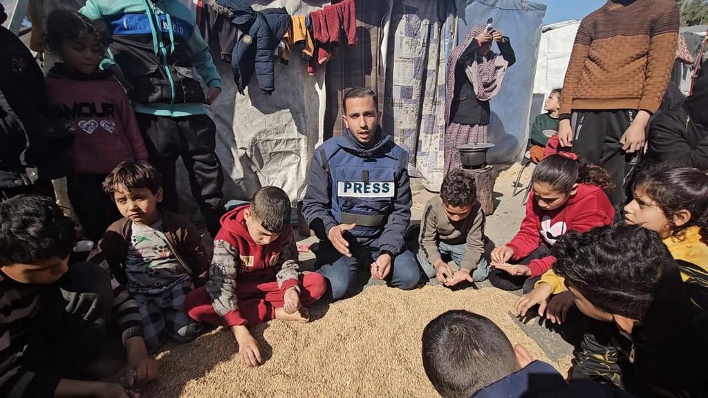 الصحفي أنس الشريف وأطفال غزة