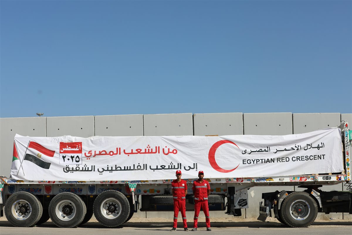 شاحنات الهلال الأحمر المصري