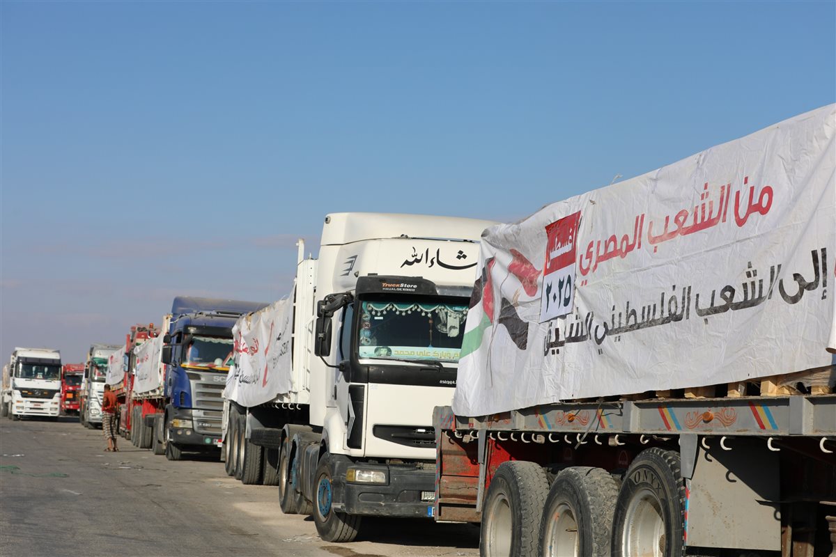 شاحنات الهلال الأحمر المصري