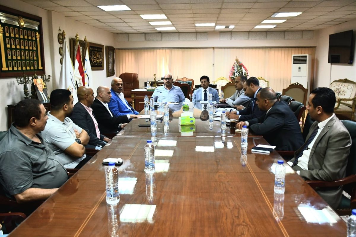 وزير الرياضة ورئيس اللجنة الأولمبية يجتمعان باتحادات رفع الأثقال والمصارعة 
