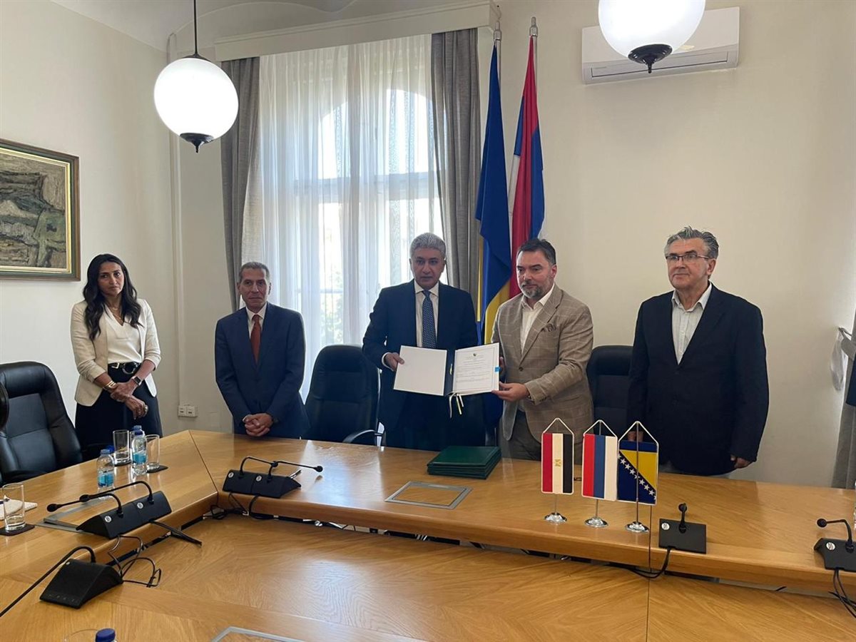 جانب من التوقيع 