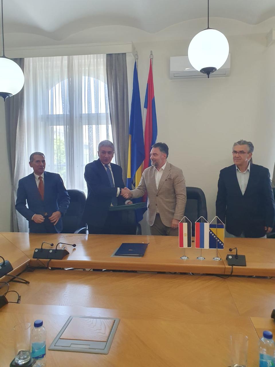 جانب من التوقيع 