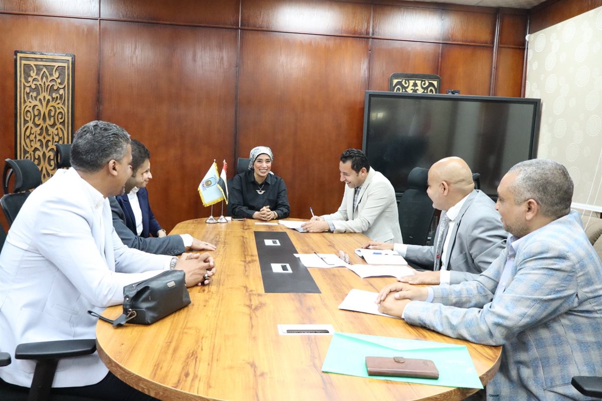 اجتماع رئيس جامعة الأقصر