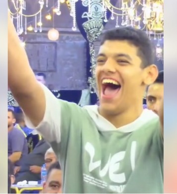 سمع القرآن فضحك.. فرحة شاب من ذوي الهمم عند سماعه آيات من سورة الشمس تذهل المتابعين&nbsp;