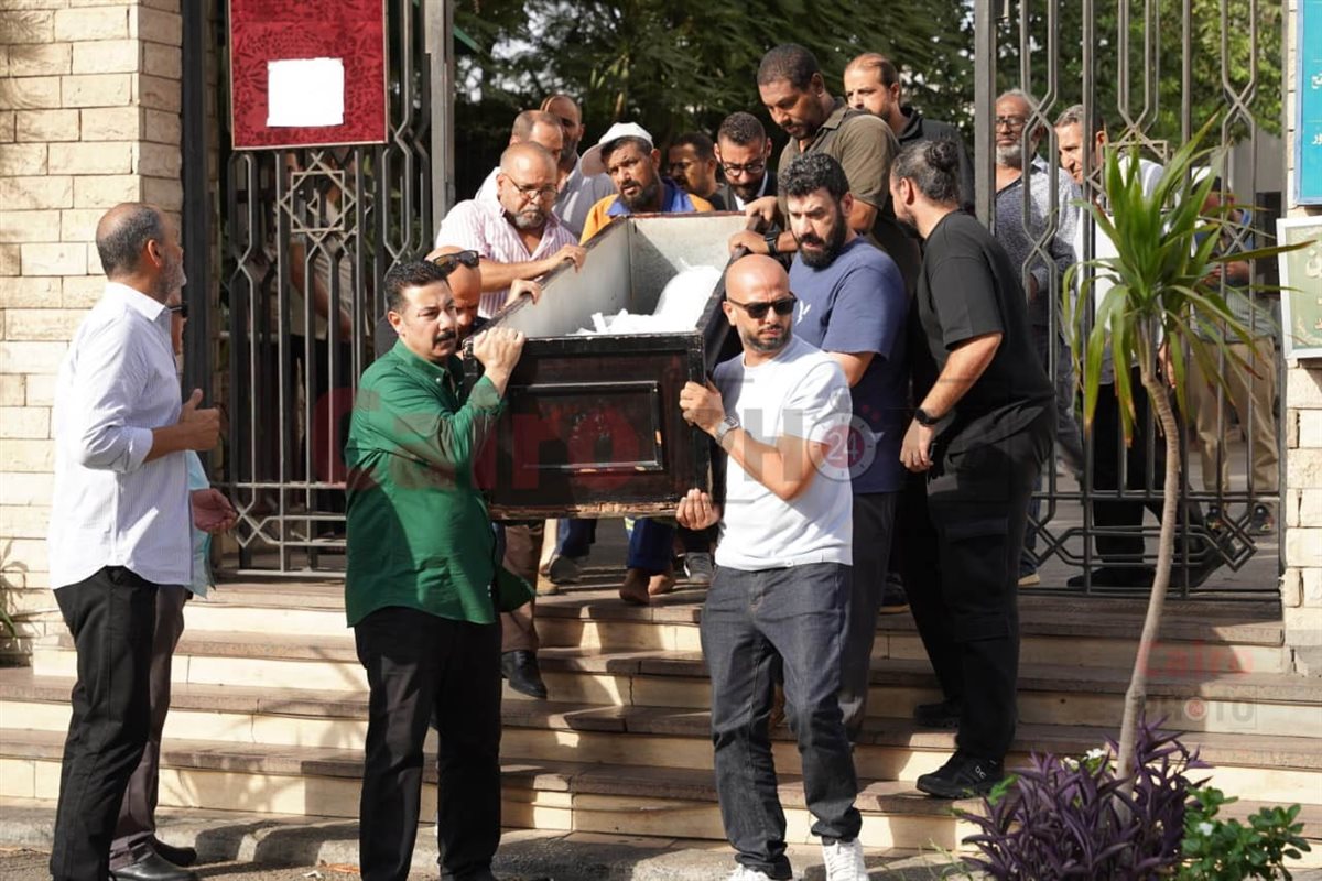 أحمد مراد والأصدقاء في جنازة الراحل صنع الله إبراهيم