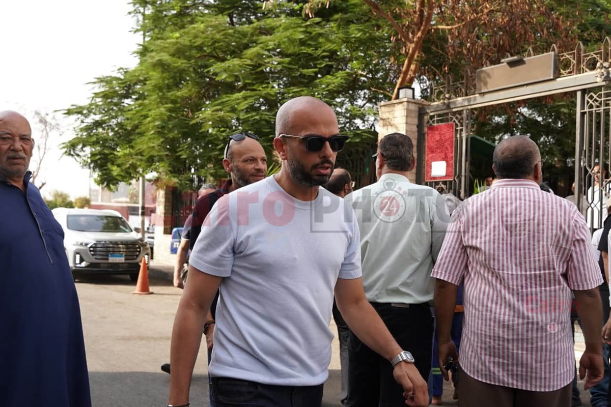 بحضور أحمد مراد.. أسرة صنع الله إبراهيم تطلب إلقاء نظرة الوداع على النعش قبل تشييعه