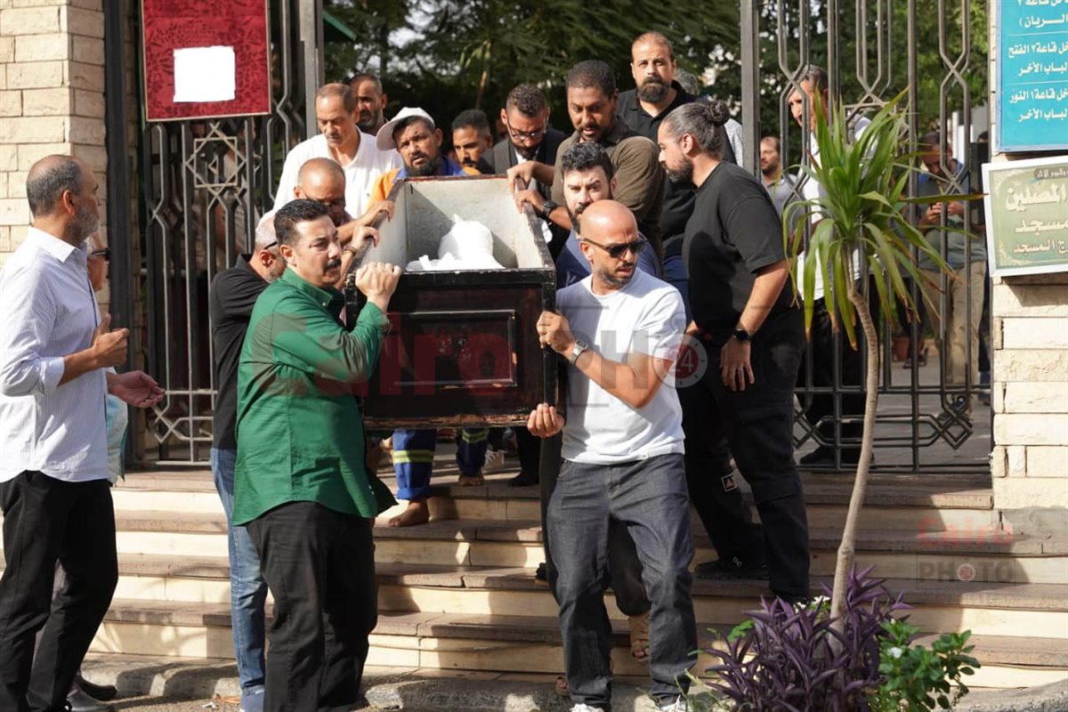 أحمد مراد في جنازة الروائي صنع الله إبراهيم