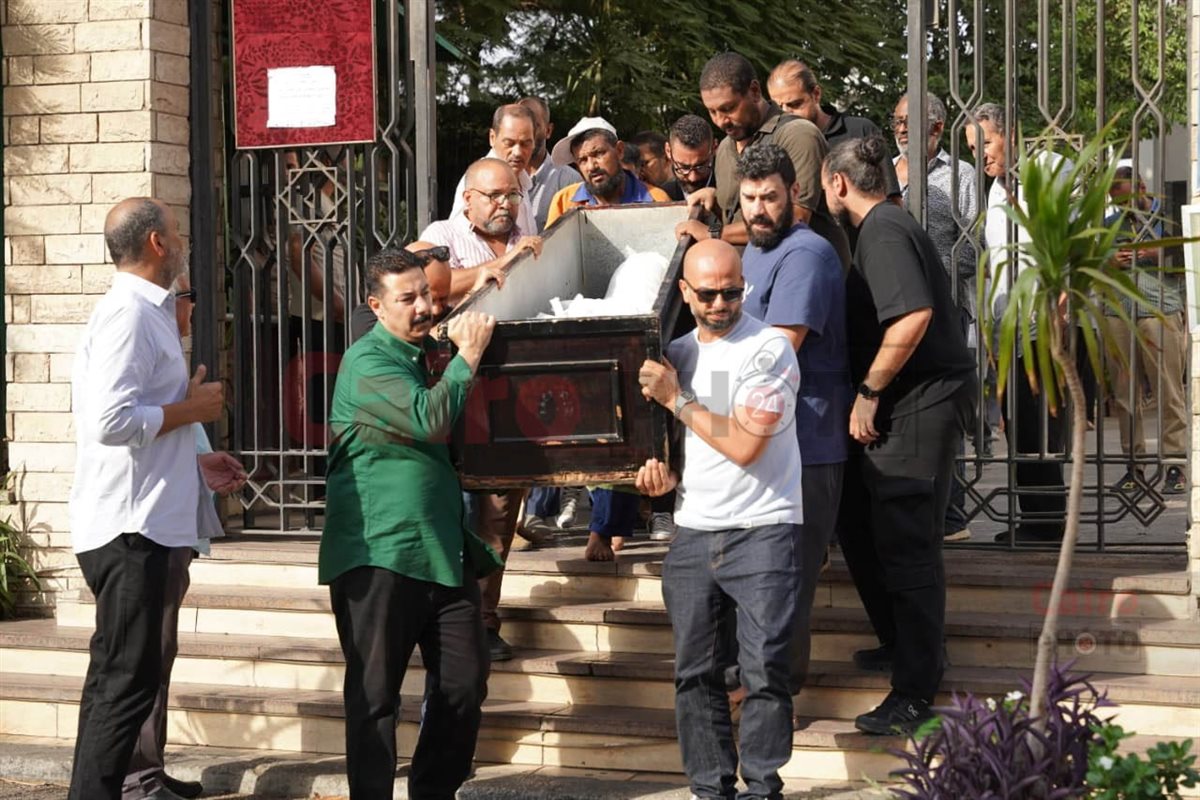 بحضور أحمد مراد.. أسرة صنع الله إبراهيم تطلب إلقاء نظرة الوداع على النعش قبل تشييعه