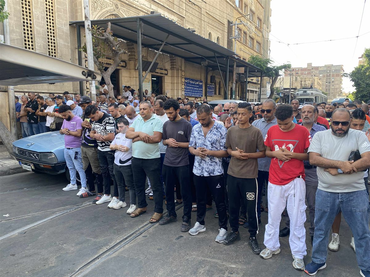 تشييع جثمان سيدة مقتولة من طليقها