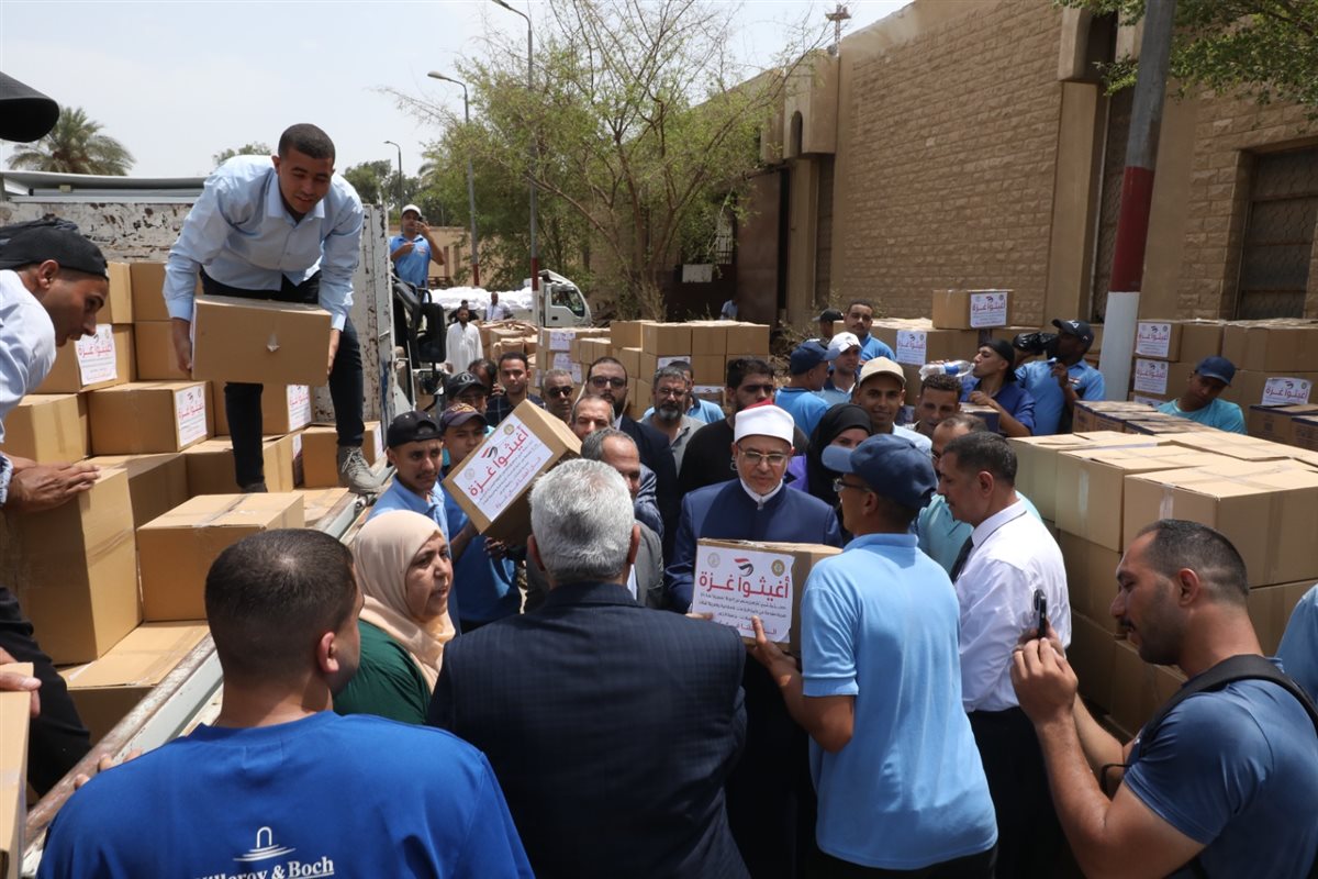رئيس جامعة الأزهر يتفقد تجهيزات القافلة الإغاثية السادسة لفلسطين