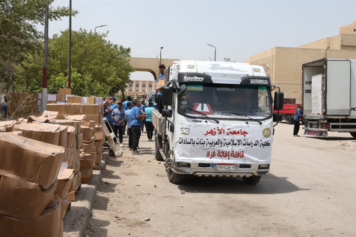 رئيس جامعة الأزهر يتفقد تجهيزات القافلة الإغاثية السادسة لفلسطين