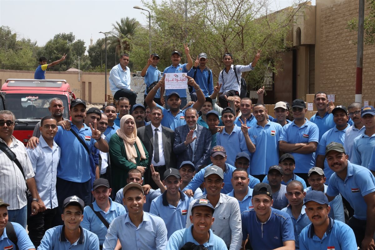 رئيس جامعة الأزهر يتفقد تجهيزات القافلة الإغاثية السادسة لفلسطين