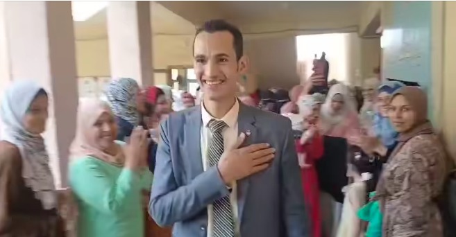 أول تعليق للدكتور حافظ عبدالفتاح بعد تنظيم طالبات دبلوم عام كلية التربية جامعة الأزهر ممر شرفيا له