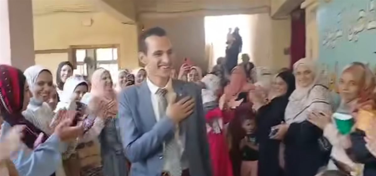 أول تعليق للدكتور حافظ عبدالفتاح بعد تنظيم طالبات دبلوم عام كلية التربية جامعة الأزهر ممر شرفيا له