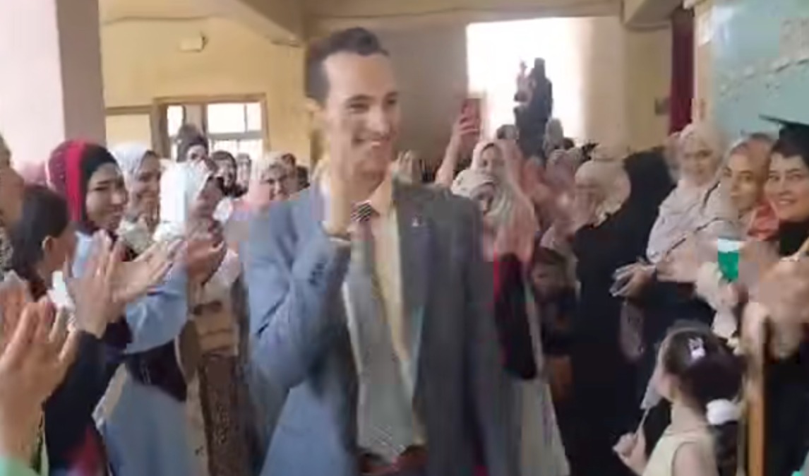 أول تعليق للدكتور حافظ عبدالفتاح بعد تنظيم طالبات دبلوم عام كلية التربية جامعة الأزهر ممر شرفيا له