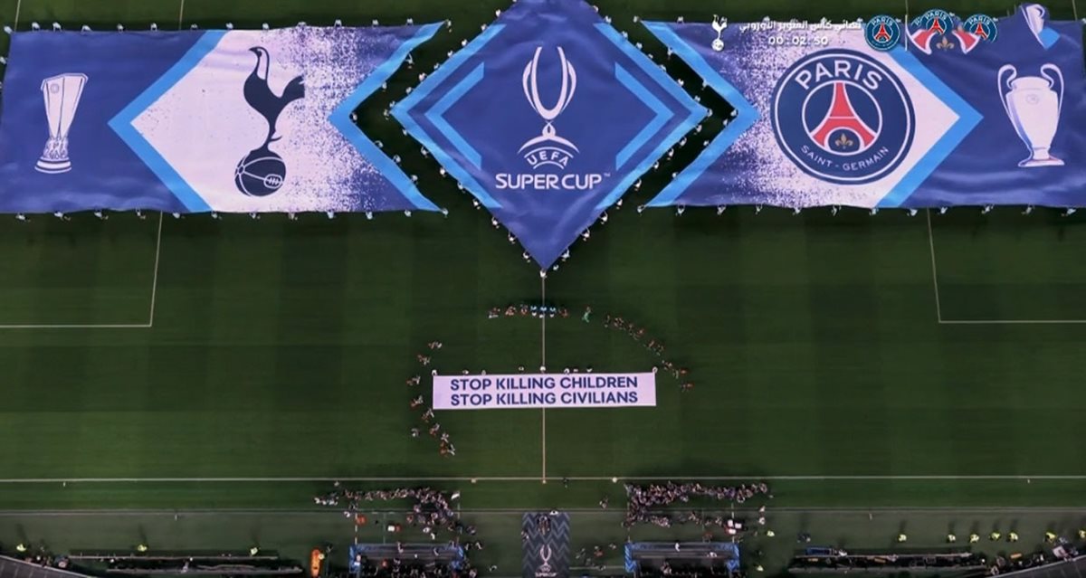 لافتة دعم أطفال غزة تزين ملعب مباراة السوبر الأوروبي