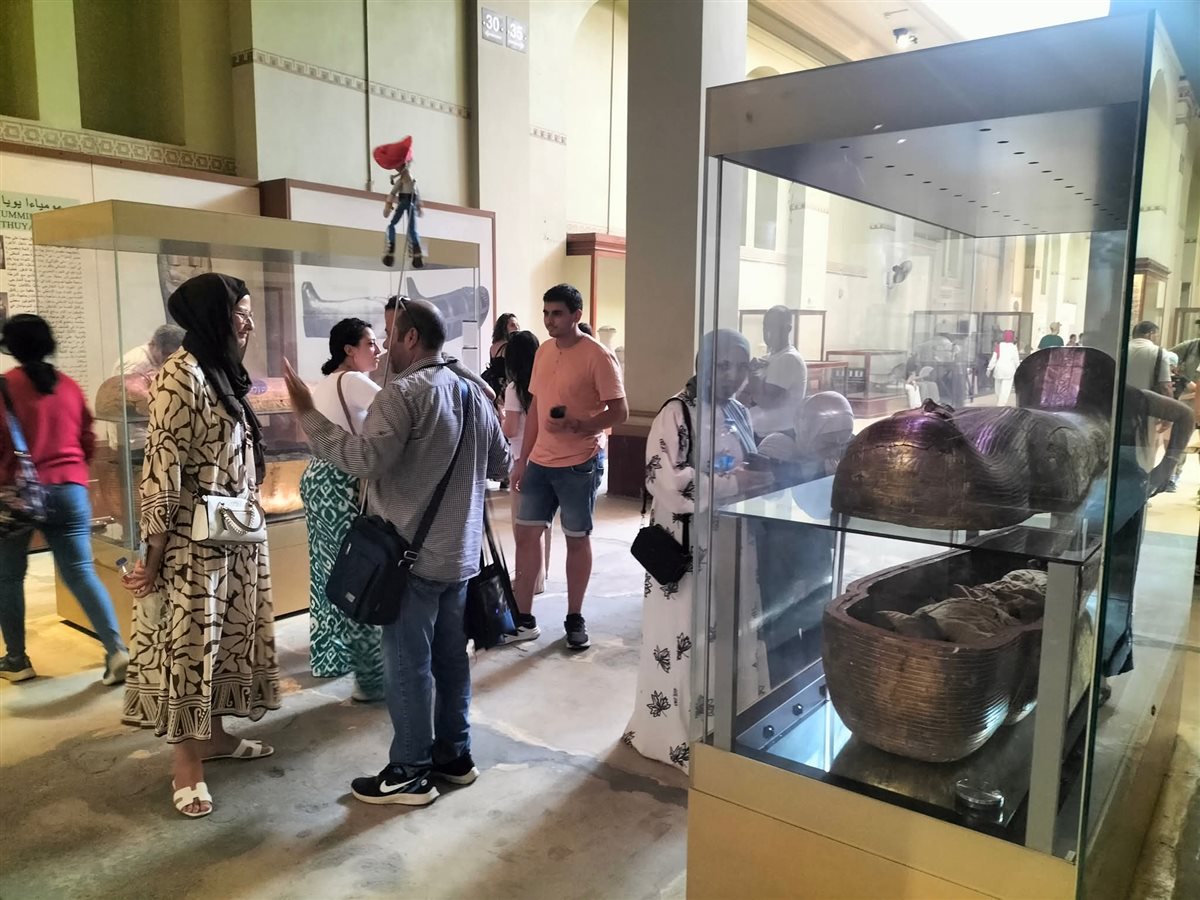 سائحون المتحف المصري بالتحرير أمام التوابيت الأثرية