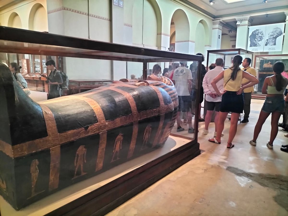 سائحون المتحف المصري بالتحرير أمام التوابيت الأثرية
