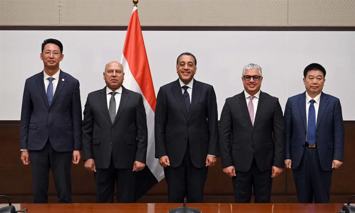 جانب من التوقيع 