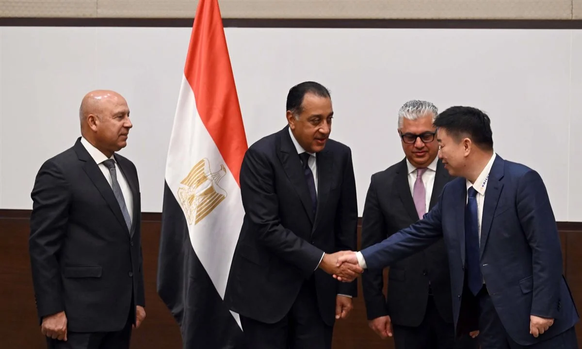 جانب من التوقيع 