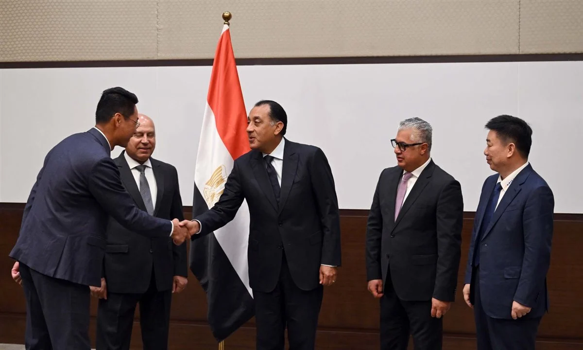 جانب من التوقيع 