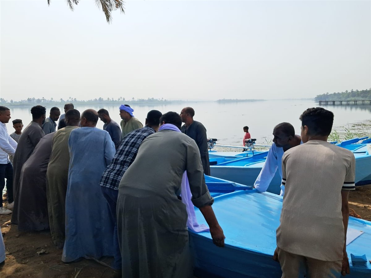 تسليم مراكب صيد للصيادين بالأقصر