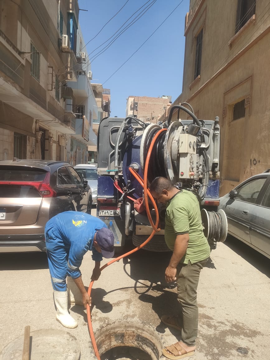 مياه الفيوم تواصل تنفيذ خطتها الدورية لتطهير شبكات الصرف وصيانة محطات الرفع